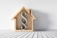 Foto: Häuschen mit Paragraf-Zeichen darin