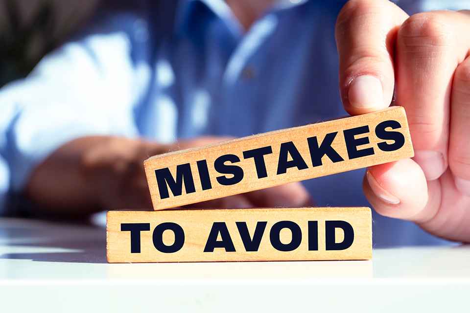 Foto: Bausteine mit Schriftzug MISTAKES TO AVOID